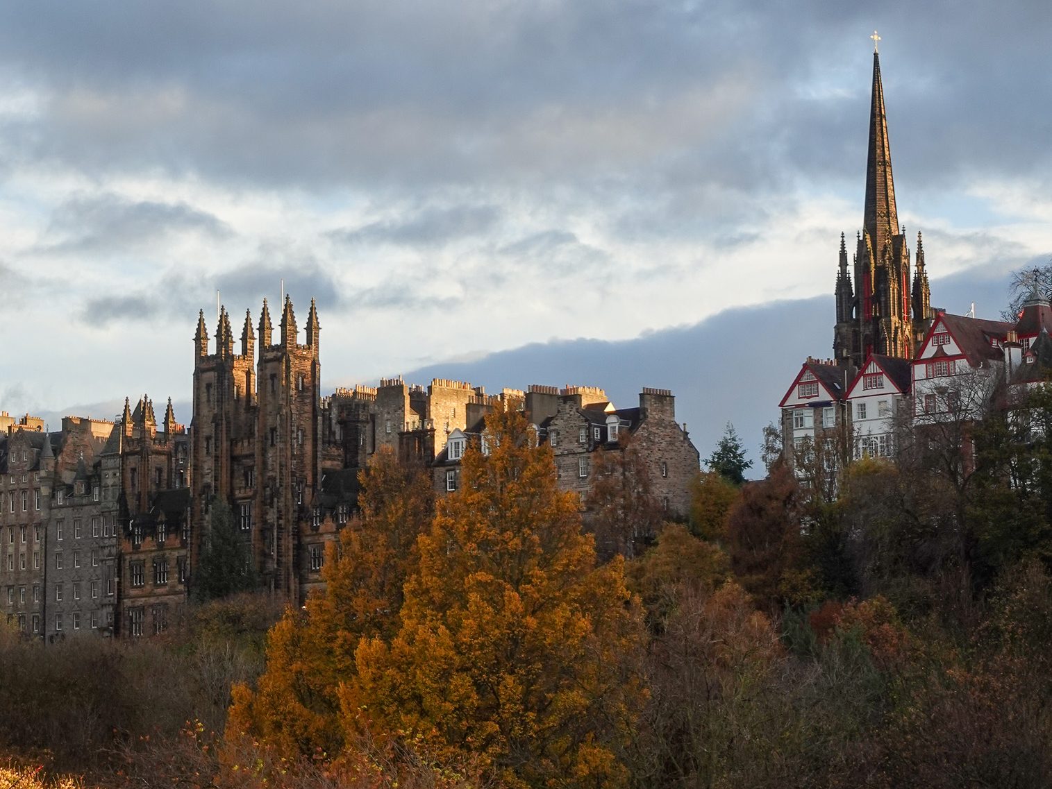 Explore Edinburgh: top accommodations and dining spots
